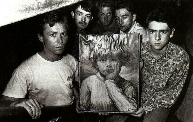 Огонь уничтожил все в подвале дома, кроме «Плачущего мальчика», который не пострадал. В 80-е годы в Англии эти репродукции считались виновниками пожаров.